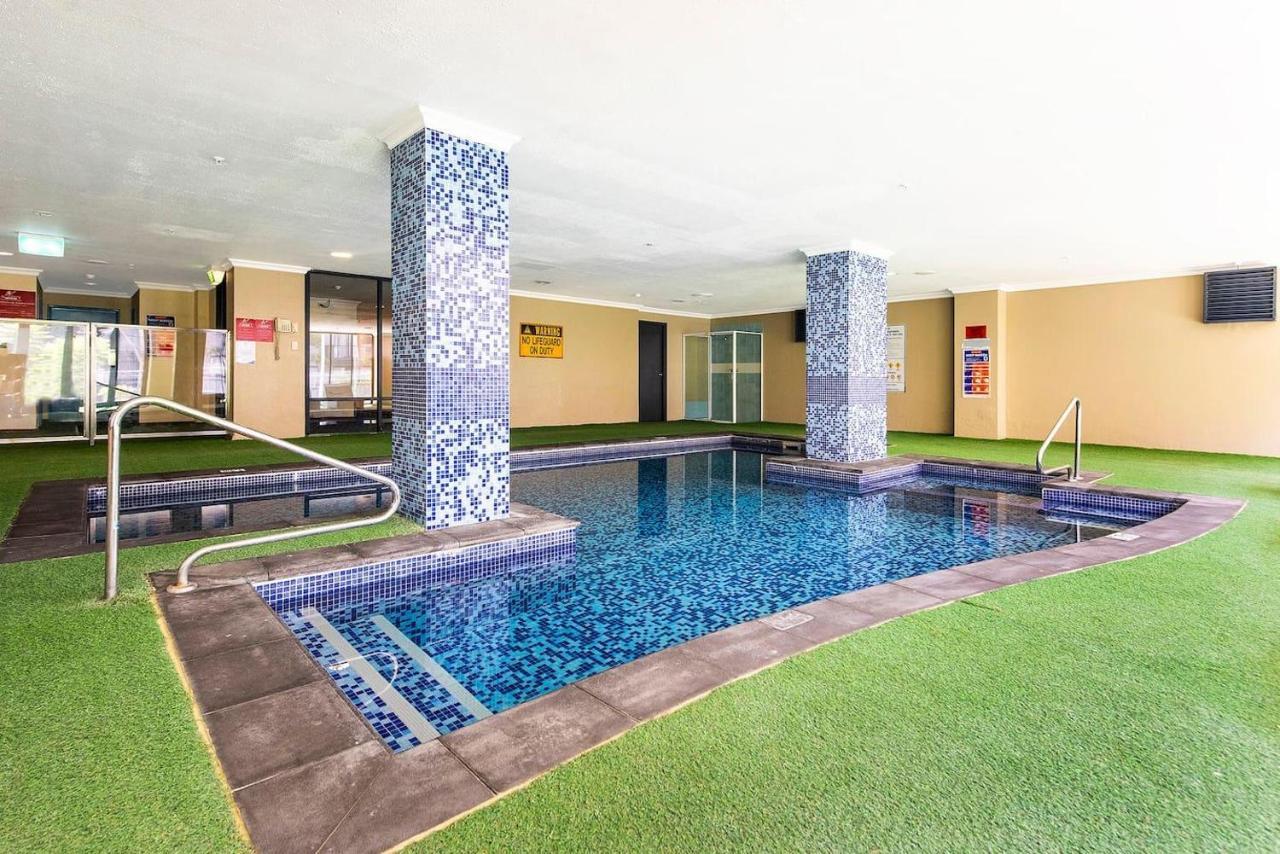 60 Sparkling East End Poolparking