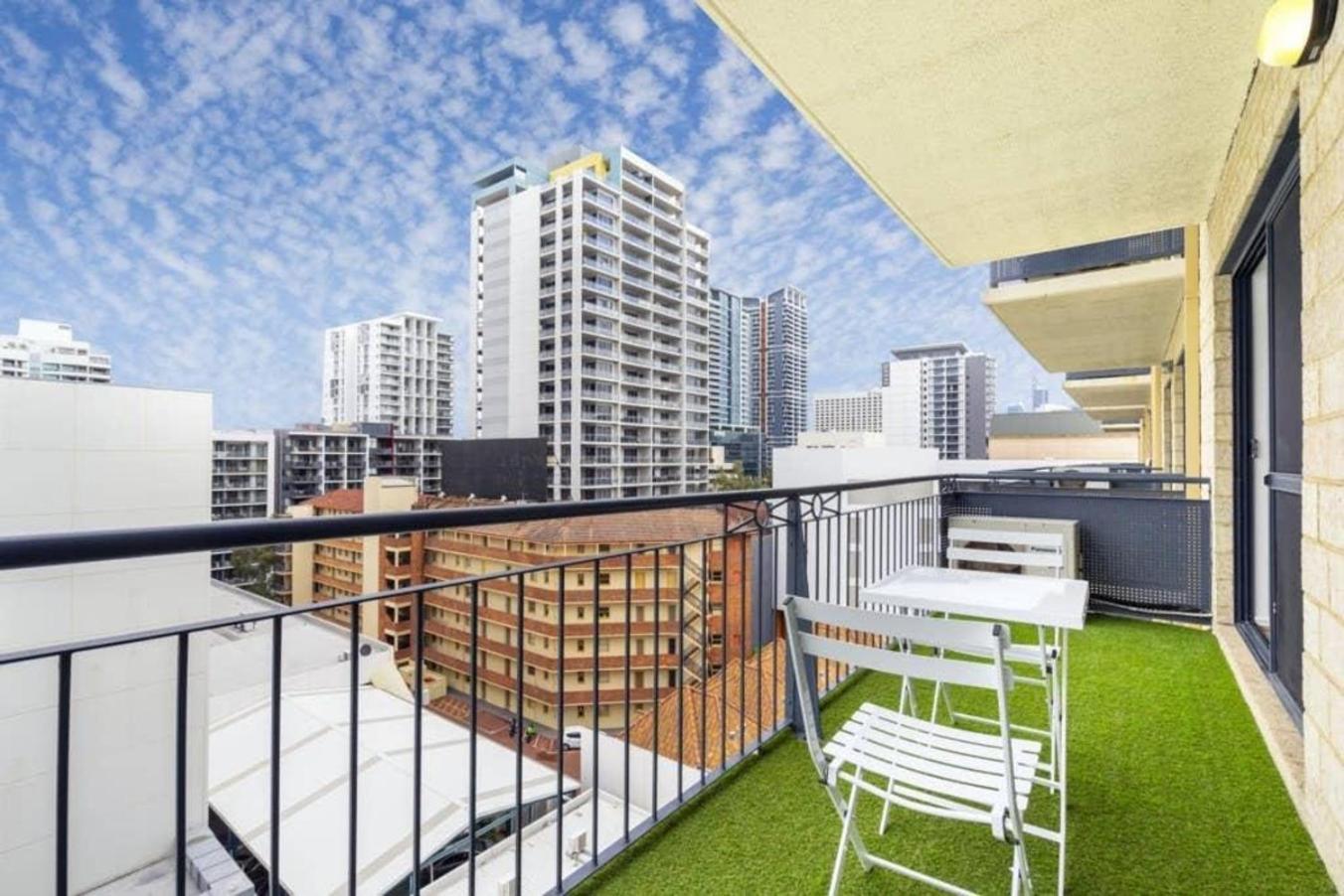 60 Sparkling East End Poolparking Perth